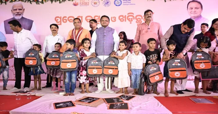 CM Mohan Majhi with young children during the State-Level Khadi Chuan (Initiation into Learning) Ceremony at Raj Bhavan Upper Primary School in Bhubaneswar.