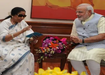 Singer Asha Bhosle and Prime Minister Narendra Modi
