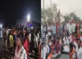 Local residents protest in front of the Khantapada police station, laying the body of Gorakshya karyakarta on the road and demanding justice.