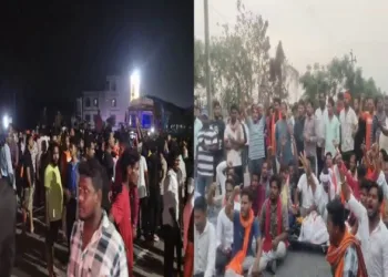 Local residents protest in front of the Khantapada police station, laying the body of Gorakshya karyakarta on the road and demanding justice.