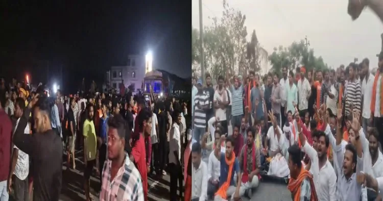 Local residents protest in front of the Khantapada police station, laying the body of Gorakshya karyakarta on the road and demanding justice.