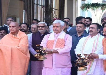 LG Manoj Sinha along with Avdheshanand Giri , Mukul Kanitkar at Jammu Cultural Festival