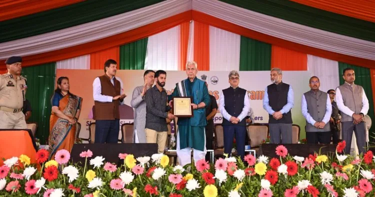 Lieutenant Governor Manoj Sinha at the vibrant border village of Makwal in Jammu district.