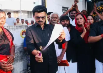 Tamil Nadu CM MK Stalin burning the copy of the three bills