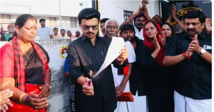 Tamil Nadu CM MK Stalin burning the copy of the three bills