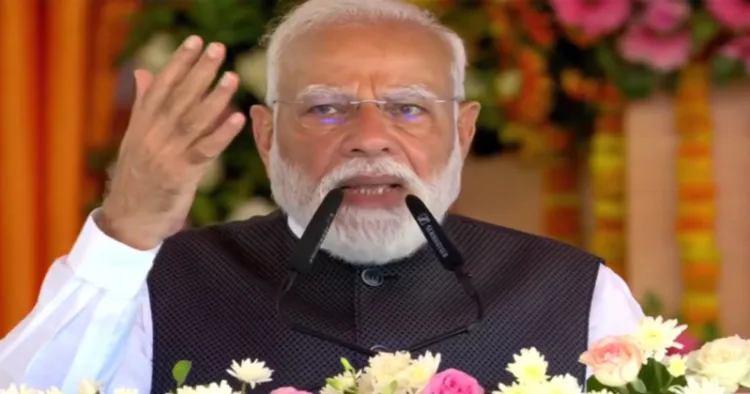 PM Narendra Modi addressing the gallery