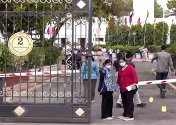 New Delhi, Apr 06 (ANI): Security personnel and Forensic team at Delhi Assembly premises after a car with a Uttar Pradesh registration number forcibly entered Gate No. 2, breaking the iron gate. The driver placed a bouquet there and left. The search for the vehicle is underway, in New Delhi on Monday. (ANI Video Grab)