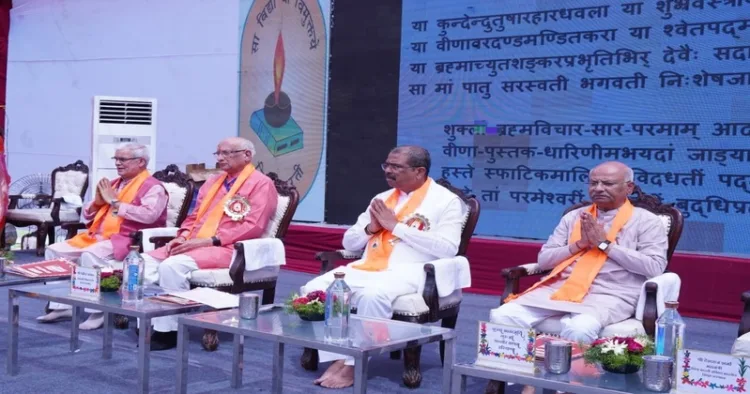 Deshraj Sharma, General secretary Vidya Bharti, Union HRD Minister Dharmedra Pradhan (Third from left) and Suresh Soni (Akhil Bharatiya Karyakarni Sadasya, RSS and other dignitaries on the stage