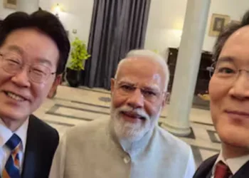 Samsung Chairman clicks selfie with PM Modi & South Korea President with Made-in-India Samsung phone