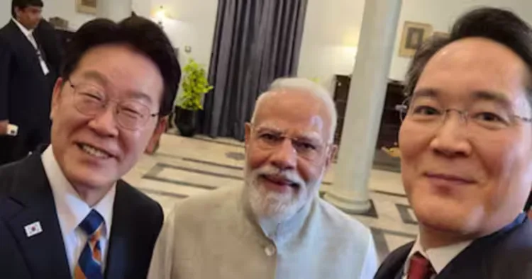 Samsung Chairman clicks selfie with PM Modi & South Korea President with Made-in-India Samsung phone