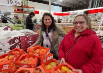Happy customers are buying Indian mangoes in Seattle