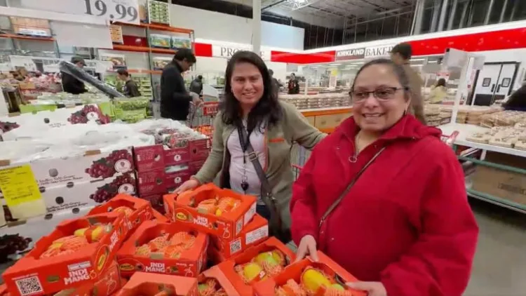 Happy customers are buying Indian mangoes in Seattle