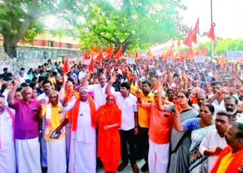 A huge crowd of Sanatanis, along with the Hindu Munnani Karyakartas, gathered to
protest near Coimbatore Power House in Sivananda Colony on May 15