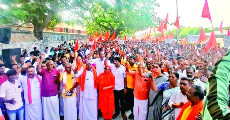 A huge crowd of Sanatanis, along with the Hindu Munnani Karyakartas, gathered to
protest near Coimbatore Power House in Sivananda Colony on May 15
