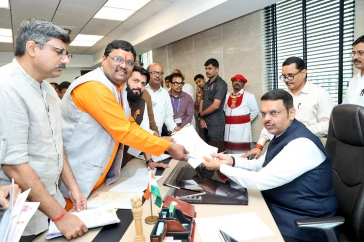 Hindu organisations submit a memorandum to Devendra Fadnavis against Maharashtra’s proposed Devasthan Inams Abolition Act