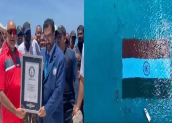 India sets Guiness World record by displaying largest tricolour underwater