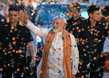PM Narendra Modi waving at the crowd