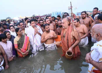 Kanchi Kamakoti Peethadhipati Vijayendra Saraswati, State Ministers Duddilla Sridhar Babu and Konda Surekha, and Endowments Department Principal Secretary Shailaja Ramaiyer inaugurated the Saraswati Anthya Pushkaralu being held at the Kaleshwaram Triveni Sangam by performing the Pushkar snanam.