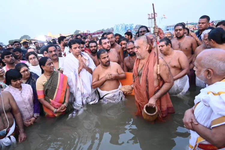 Kanchi Kamakoti Peethadhipati Vijayendra Saraswati, State Ministers Duddilla Sridhar Babu and Konda Surekha, and Endowments Department Principal Secretary Shailaja Ramaiyer inaugurated the Saraswati Anthya Pushkaralu being held at the Kaleshwaram Triveni Sangam by performing the Pushkar snanam.