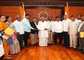 Karnataka CM Siddaramaiah receiving the report from Backward Classes Commission Chairman Madhusudan Nayak