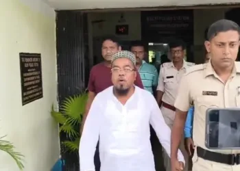 TMC leaders getting arrested amidst chants of "Chor Chor"