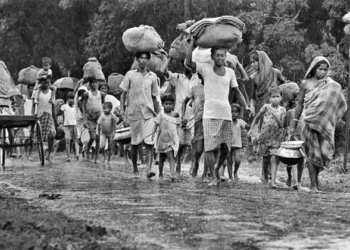 People leaving Bangladesh in 1971 unable to bear the atrocities of Pakistan