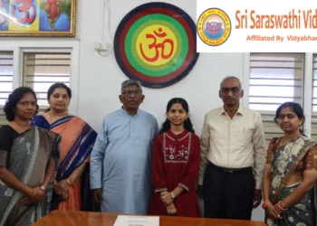 Pulla Chaitra with Prof. Tirupati Rao and Anagha Venkata Lakshmi during the felicitation ceremony at Sri Saraswati Vidya Peetham