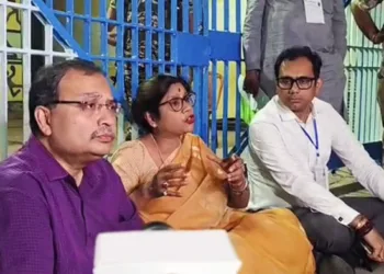 Shashi Panja and TMC candidate from Belghata assembly constituency, Kunal Ghosh, held a sit-in protest on Thursday in front of the strong room outside Netaji Indoor Stadium in Kolkata