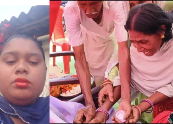 Yogita on the left and her sobbing mother on the funeral of Yogita (Photo: Organiser)