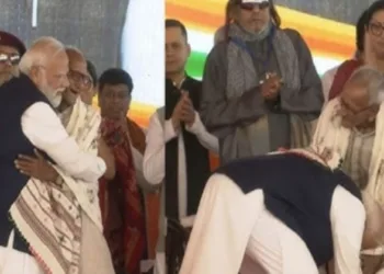 PM Modi touches feet of 98-year old Makhanlal Sarkar during West Bengal swearing-in ceremony