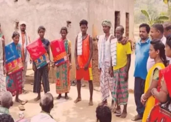A Santhali tribal family in Odisha returned to its ancestral faith through traditional “Ghar Wapsi” rituals after allegedly converting to Christianity five years ago