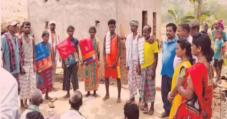 A Santhali tribal family in Odisha returned to its ancestral faith through traditional “Ghar Wapsi” rituals after allegedly converting to Christianity five years ago