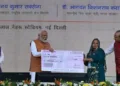 Prime Minister Narendra Modi hands over a cheque to a beneficiary of SVANidhi scheme. (Old Image, Source:HT)