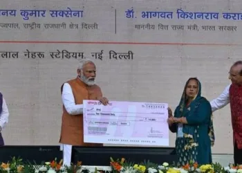 Prime Minister Narendra Modi hands over a cheque to a beneficiary of SVANidhi scheme. (Old Image, Source:HT)