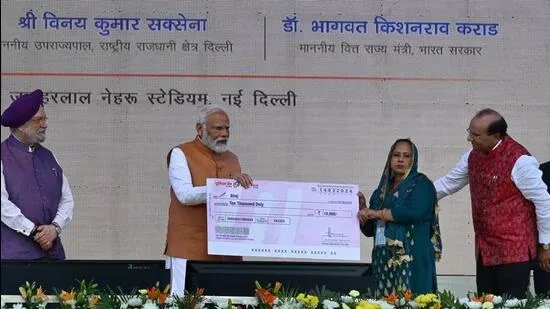 Prime Minister Narendra Modi hands over a cheque to a beneficiary of SVANidhi scheme. (Old Image, Source:HT)