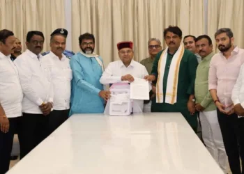 Leader of Opposition R. Ashoka files complaint with Karnataka governor over scam in awarding tender for waste management