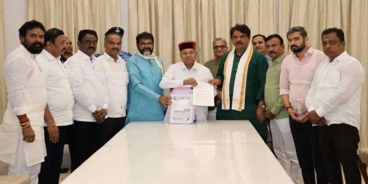 Leader of Opposition R. Ashoka files complaint with Karnataka governor over scam in awarding tender for waste management