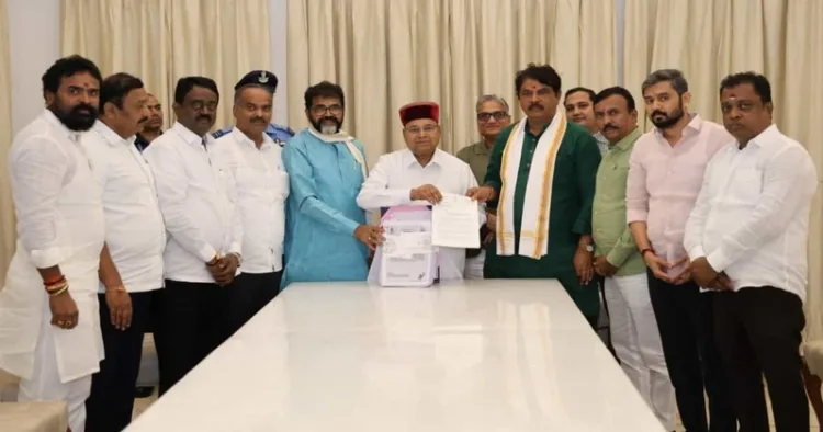Leader of Opposition R. Ashoka files complaint with Karnataka governor over scam in awarding tender for waste management