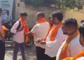Hindu outfits distribute saffron stoles in Karnataka