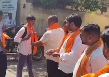 Hindu outfits distribute saffron stoles in Karnataka