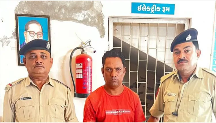 Gujarat: Married Man Karim Rafik Posed as Widower 'Aditya Patel' to Trap Hindu Women; 8,000 Photos and Videos Found on Phone