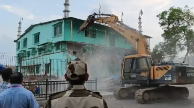 Mira Bhayander: Administration Reclaims Land Reserved for Balasaheb Thackeray Art Hall, Demolishes Illegal Mosque After 20 Years