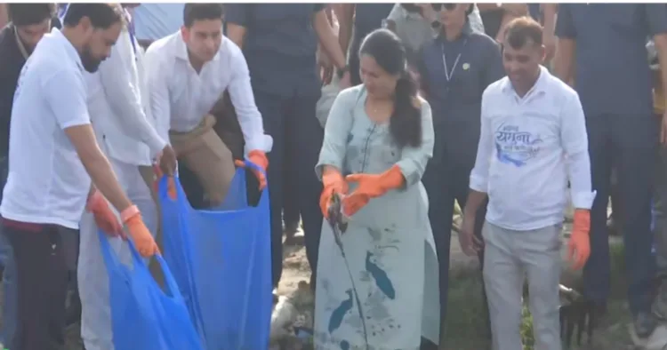 Delhi CM Rekha Gupta take spart in cleanliness drive of River Yamuna