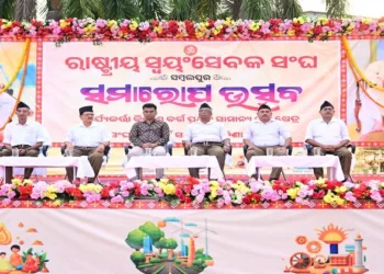 RSS functionaries on the stage at samapan samaroh of Sangh Shiksha Varg and Karyakarta Vikas Varg–Pratham at Sambalpur.