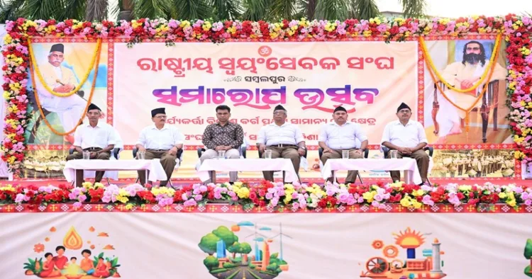 RSS functionaries on the stage at samapan samaroh of Sangh Shiksha Varg and Karyakarta Vikas Varg–Pratham at Sambalpur.