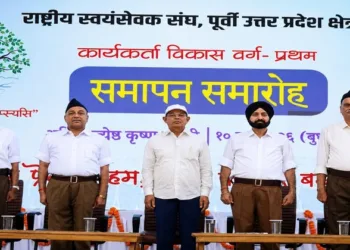 RSS functionaries on the stage on the occasion of samapan samaroh of Rashtriya Swayamsevak Sangh’s Karyakarta Vikas Varg–Pratham of Purvi Uttar Pradesh Kshetra on June 10