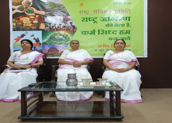 Pramukh Sanchalika Shantakka Ji and Varg Adhikari Mukta Thakur Ji (Himachal Prant Karyavahika) present on the stage on the occasion of the commencement of Praveen Varg of the Rashtra Sevika Samiti