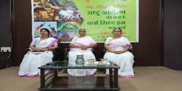 Pramukh Sanchalika Shantakka Ji and Varg Adhikari Mukta Thakur Ji (Himachal Prant Karyavahika) present on the stage on the occasion of the commencement of Praveen Varg of the Rashtra Sevika Samiti