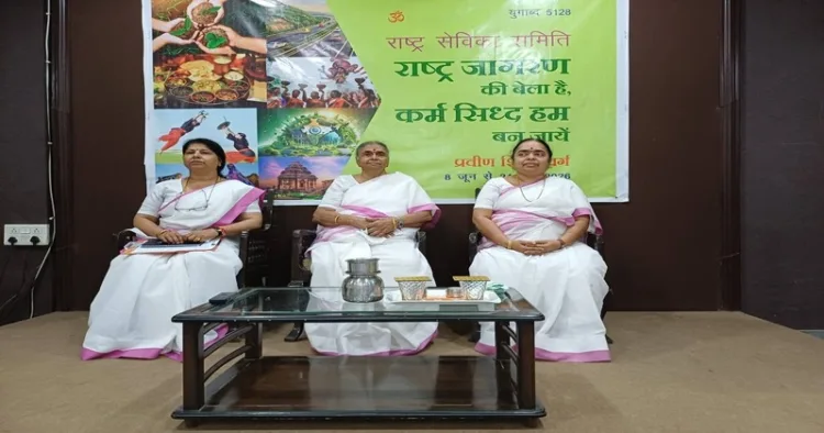 Pramukh Sanchalika Shantakka Ji and Varg Adhikari Mukta Thakur Ji (Himachal Prant Karyavahika) present on the stage on the occasion of the commencement of Praveen Varg of the Rashtra Sevika Samiti