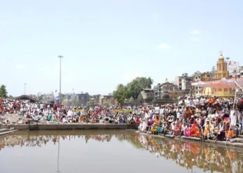 People around a kund